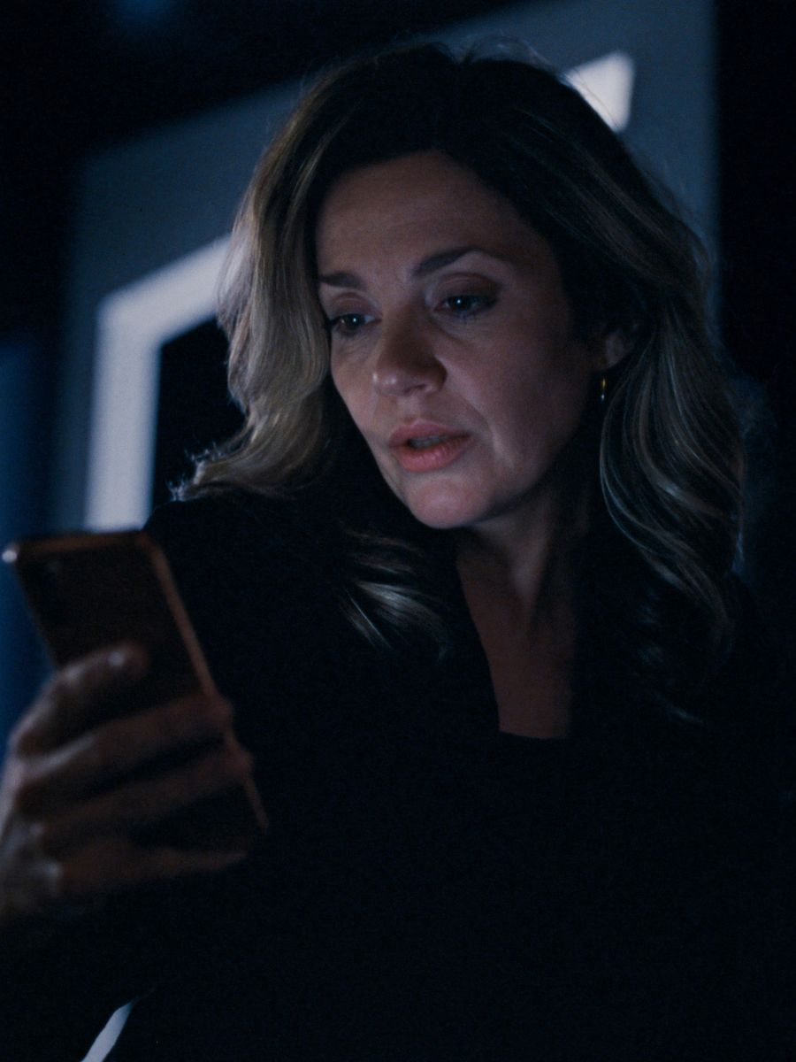 Mulher pesquisando uma empresa pelo celular